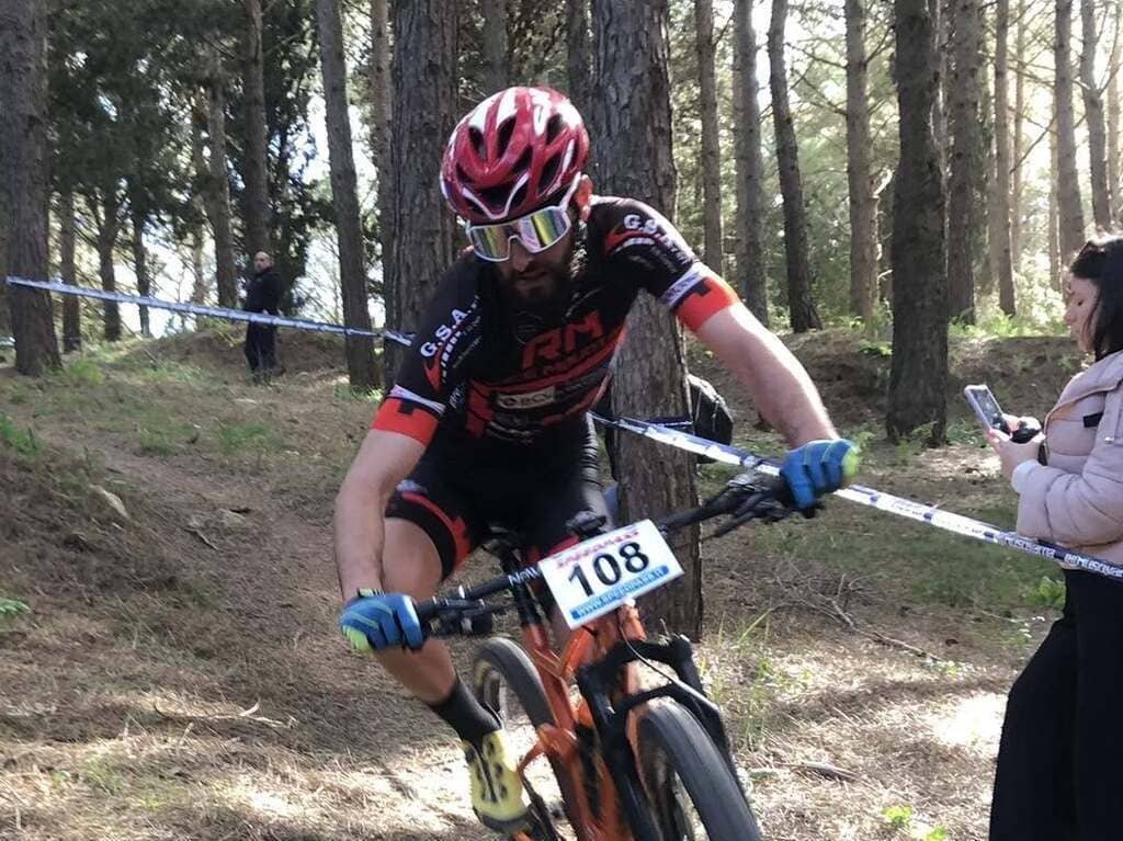 Un atleta in gara nella pineta dei Monti Sicani