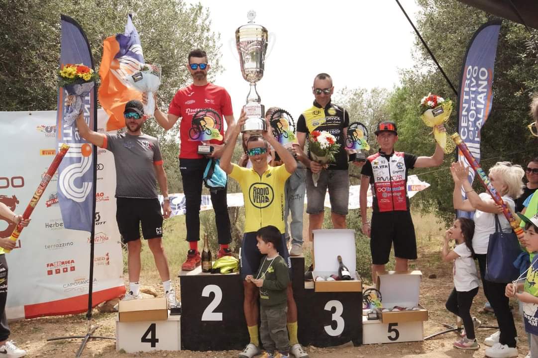 La premiazione della prima edizione, con la coppa al Team Radio Vela