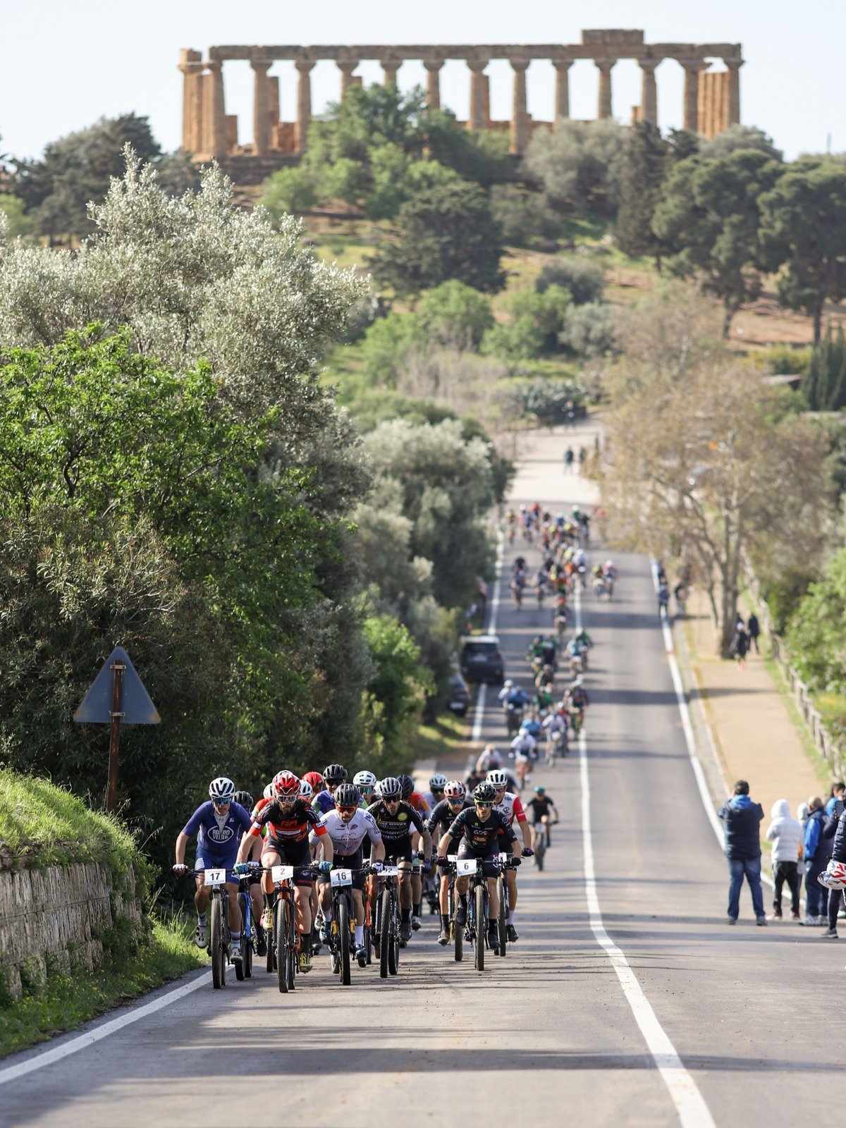 La testa della corsa sulla strada panoramica, con il Tempio di Giunone sullo sfondo