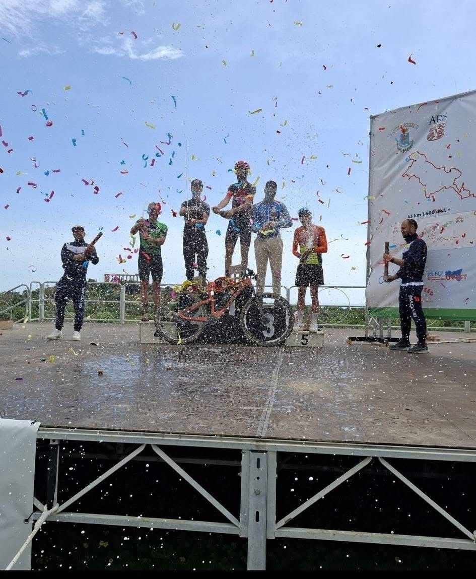 La premiazione degli assoluti con spumante e coriandoli