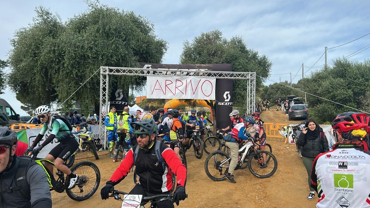 L'arco di arrivo e l'area logistica di Piano San Gregorio
