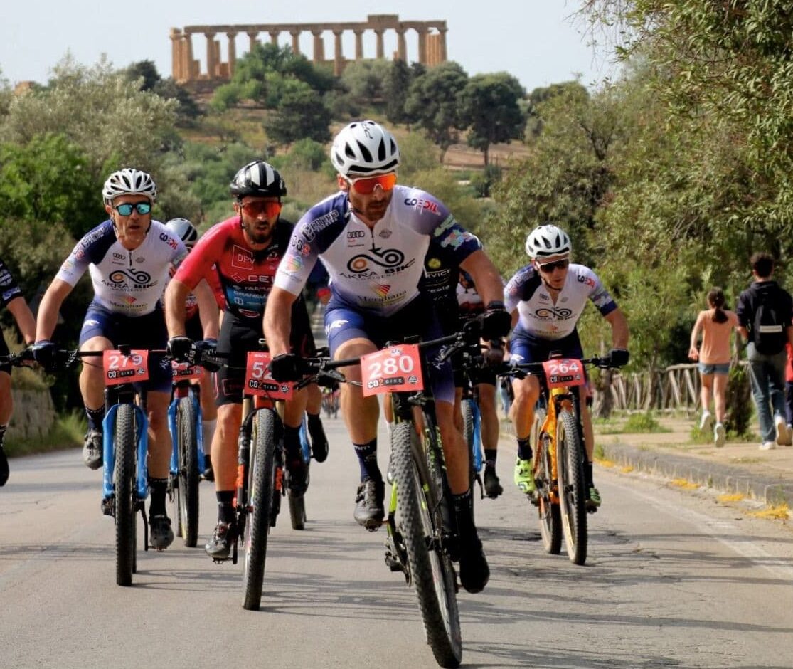 Tre atleti in divisa Akra Bike in gara alla Valle dei Templi