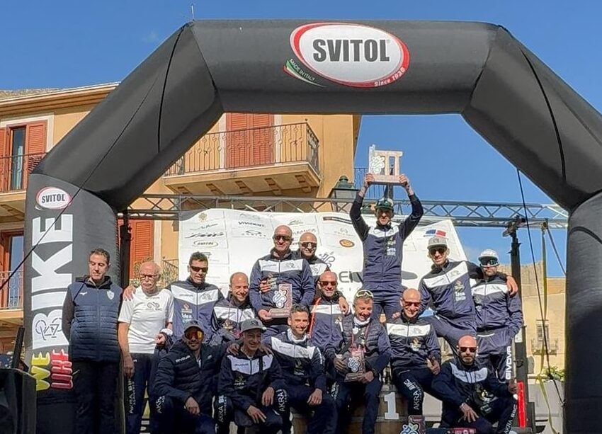 La squadra Akra Bike al completo sul podio di società a Sambuca di Sicilia, 2025